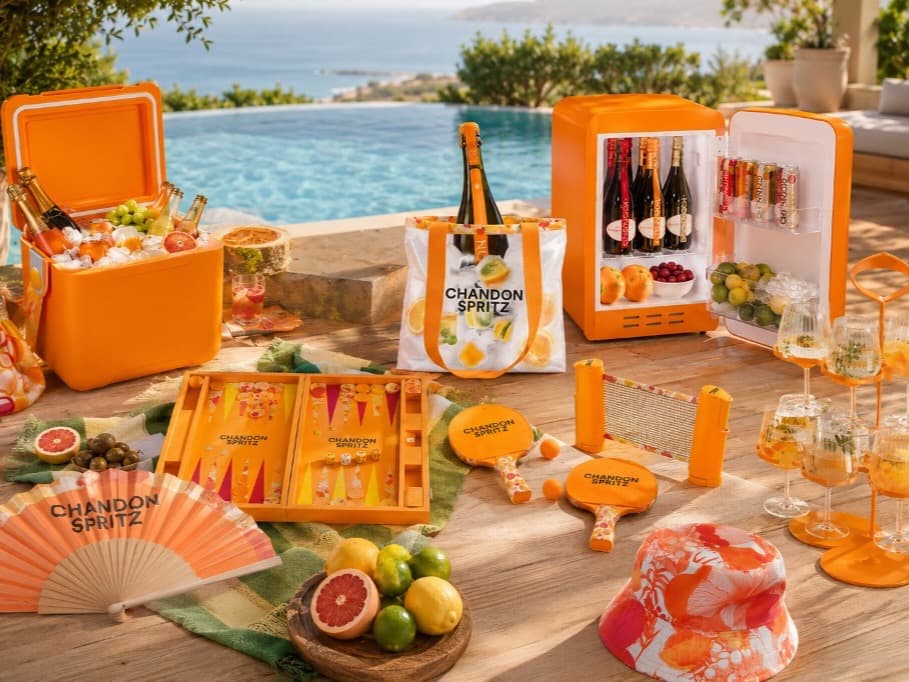 POS-materiaal en branded displays voor Chandon Garden Spritz bij het zwembad