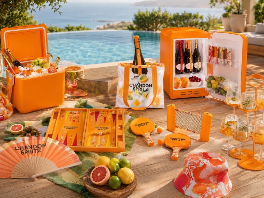 POS-materiaal en branded displays voor Chandon Garden Spritz bij het zwembad